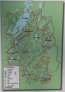 Kroppefjälls naturreservat. Domälletjärnen ligger på mossen längst ned i sydost.